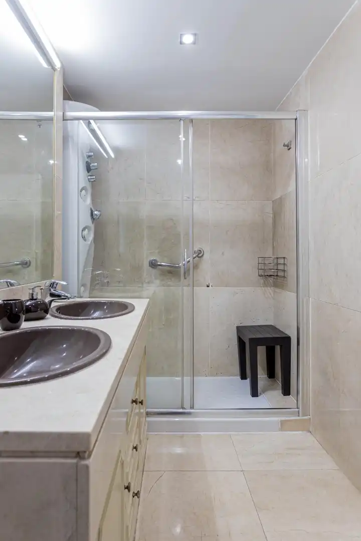 Baño de Piso en venta en Madrid con Aire acondicionado, Calefacción y Jardín privado