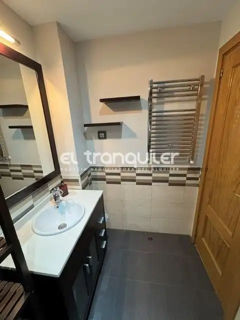 Baño de Piso de alquiler en Parla con Aire acondicionado, Piscina y Amueblado