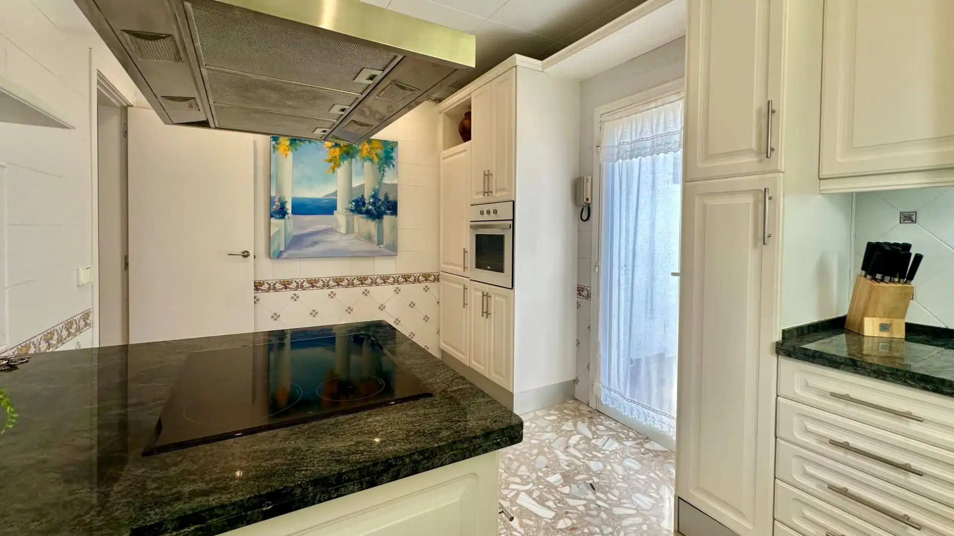 Cuina de Casa o xalet en venda en Mont-roig del Camp amb Aire condicionat, Jardí privat i Terrassa