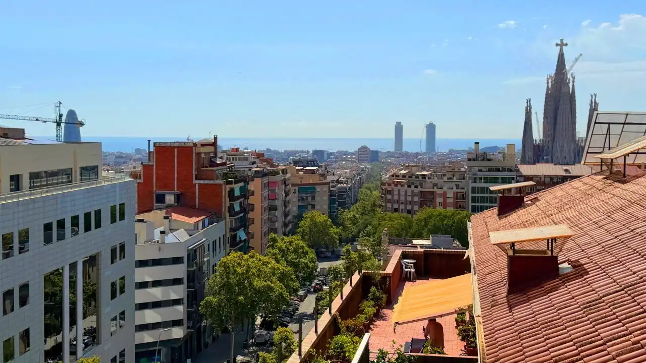 Außenansicht von Wohnung zum Verkauf in Barcelona mit Klimaanlage, Heizung und Terrasse