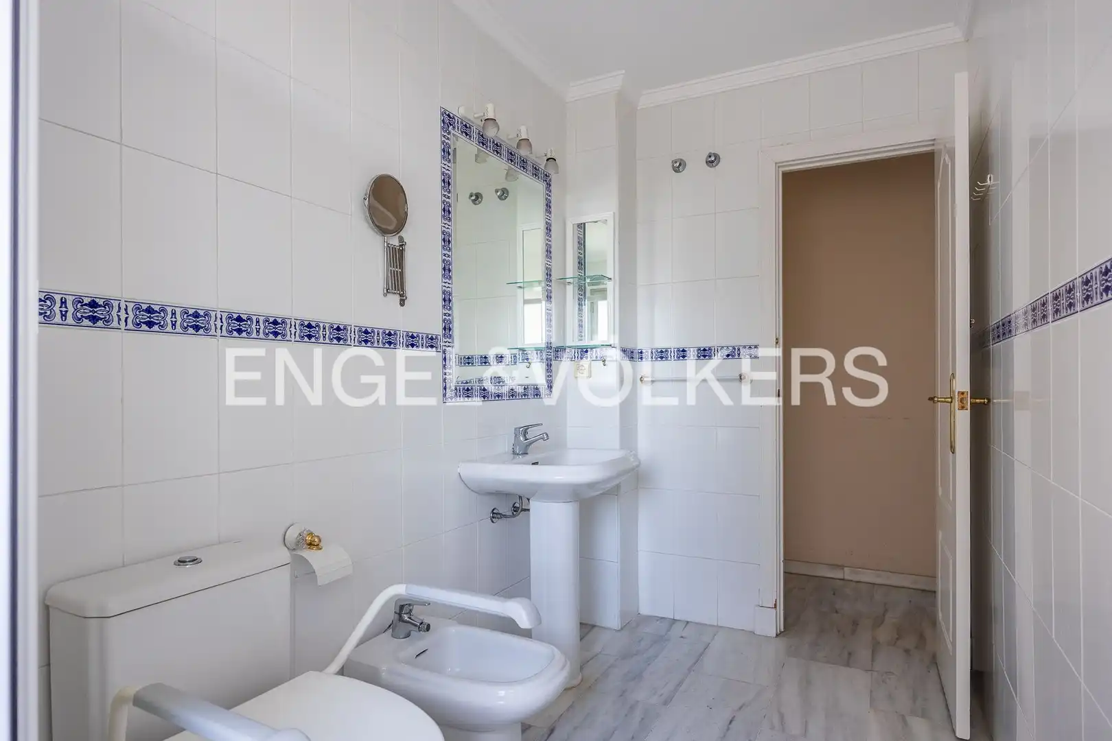 Bathroom of Flat for sale in Sevilla  with Air Conditioner, Heating and Terrace