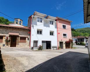 Vista exterior de Casa adosada en venda en Cabrales amb Calefacció i Moblat