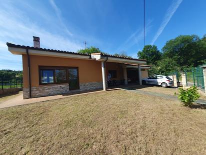Vista exterior de Casa o xalet en venda en Las Regueras   amb Calefacció, Terrassa i Traster