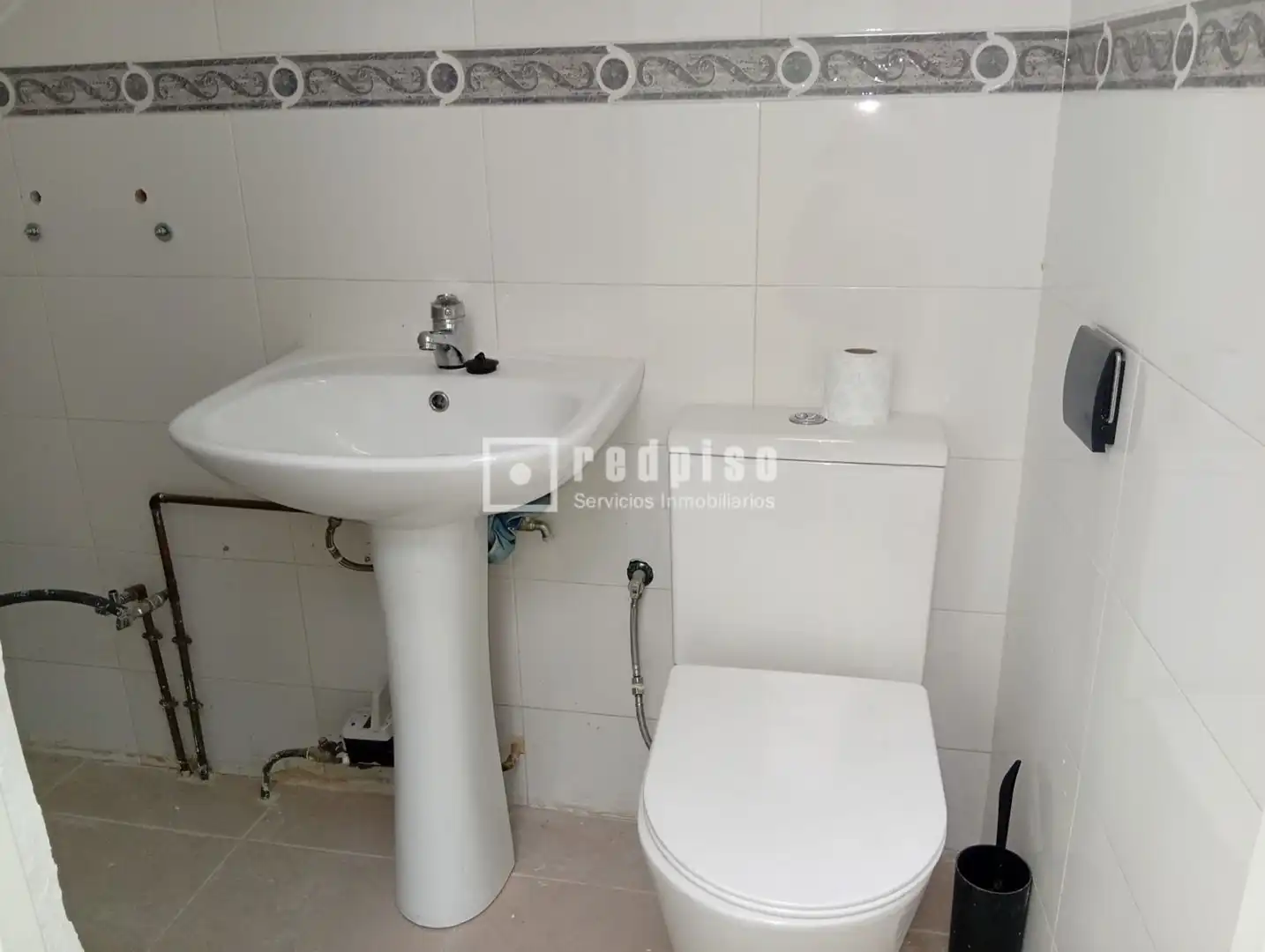 Baño de Local de alquiler en El Álamo con Aire acondicionado