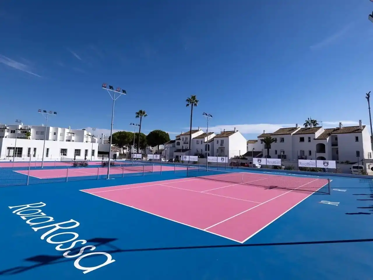 Vista exterior de Apartament en venda en Estepona amb Aire condicionat, Terrassa i Piscina