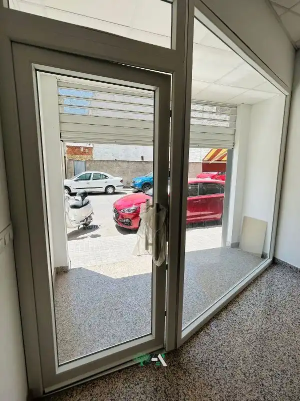 Local commercial à louer à Baeza