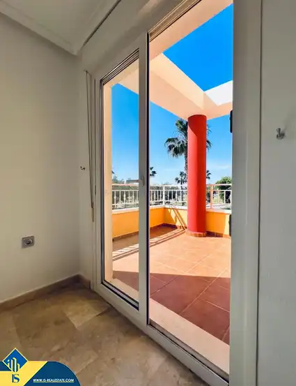 House with pool for sale in El Raso