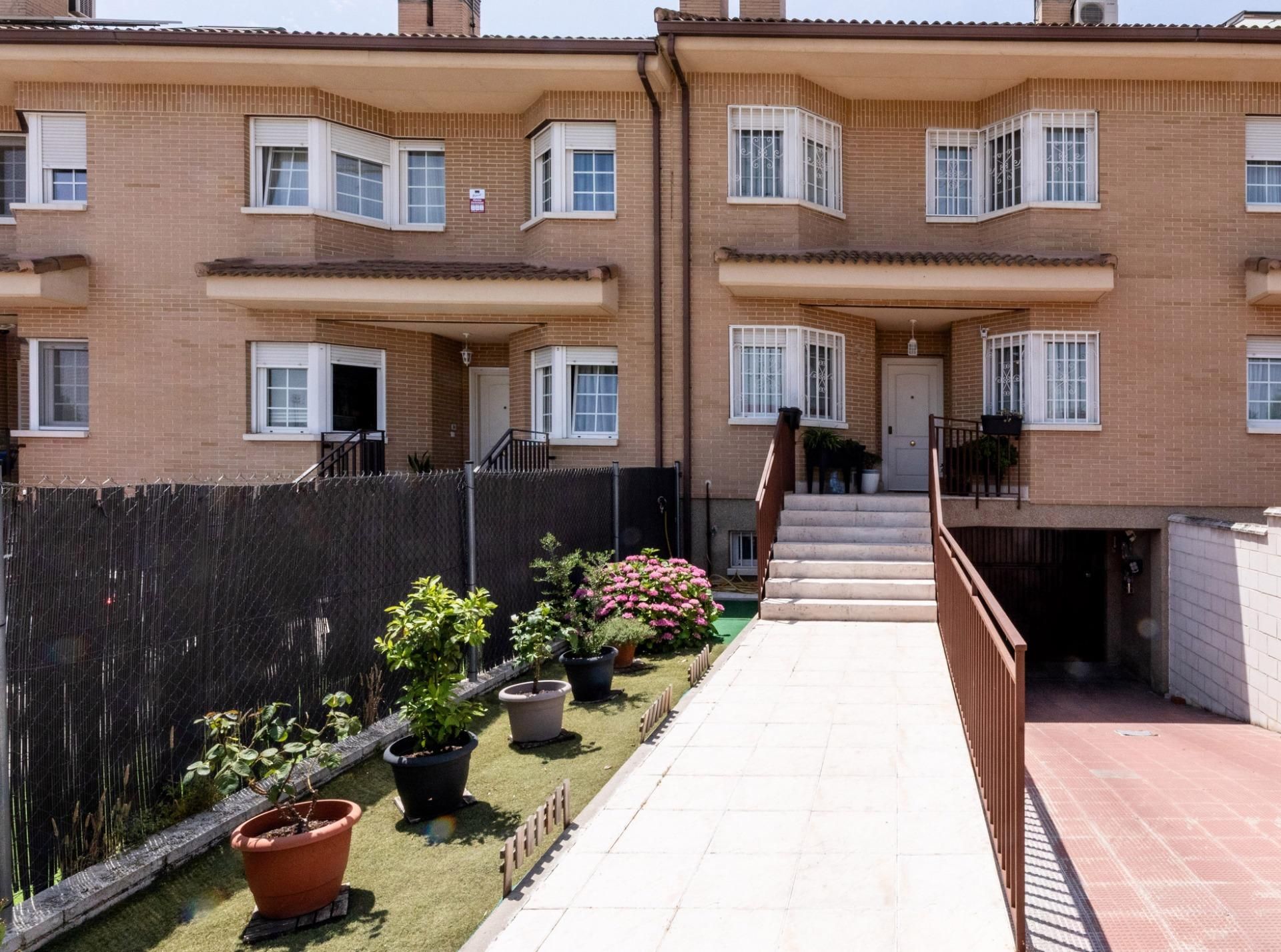 Vista exterior de Casa adosada en venta en  Madrid Capital con Calefacción y Jardín privado