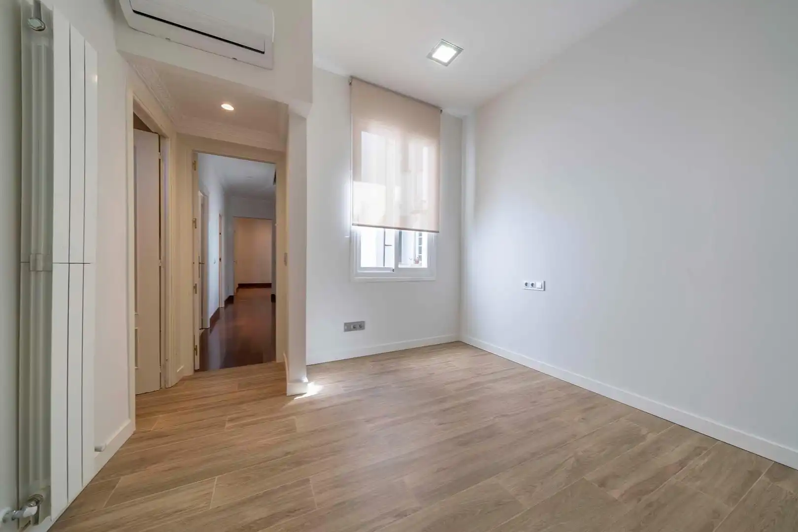 Schlafzimmer von Wohnung zur Miete in Madrid mit Klimaanlage, Heizung und Balkon