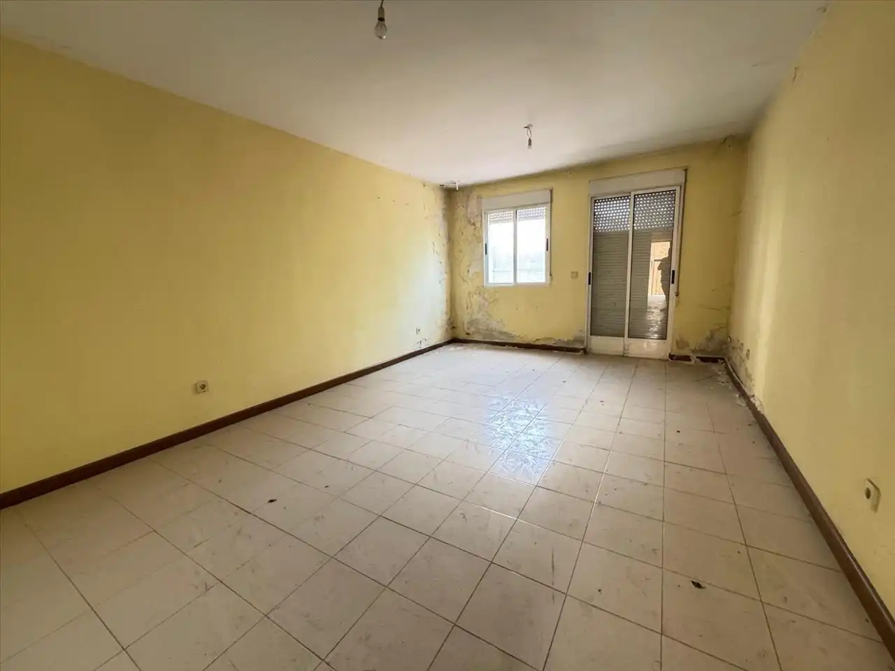 Wohnzimmer von Einfamilien-Reihenhaus zum Verkauf in Matapozuelos mit Terrasse