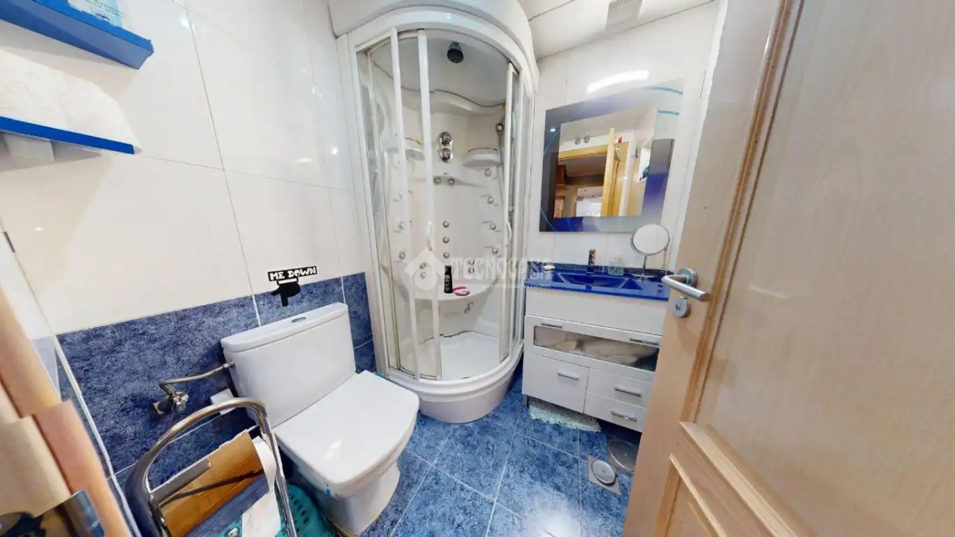 Bathroom of Flat for sale in Madrid  with Air Conditioner, Heating and Storage room