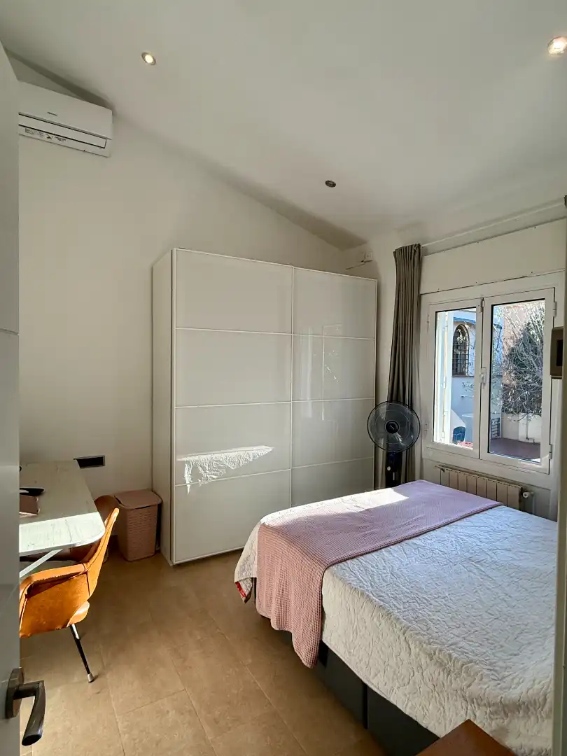 Habitación de Casa adosada en venta en Barcelona con Aire acondicionado, Calefacción y Jardín privado