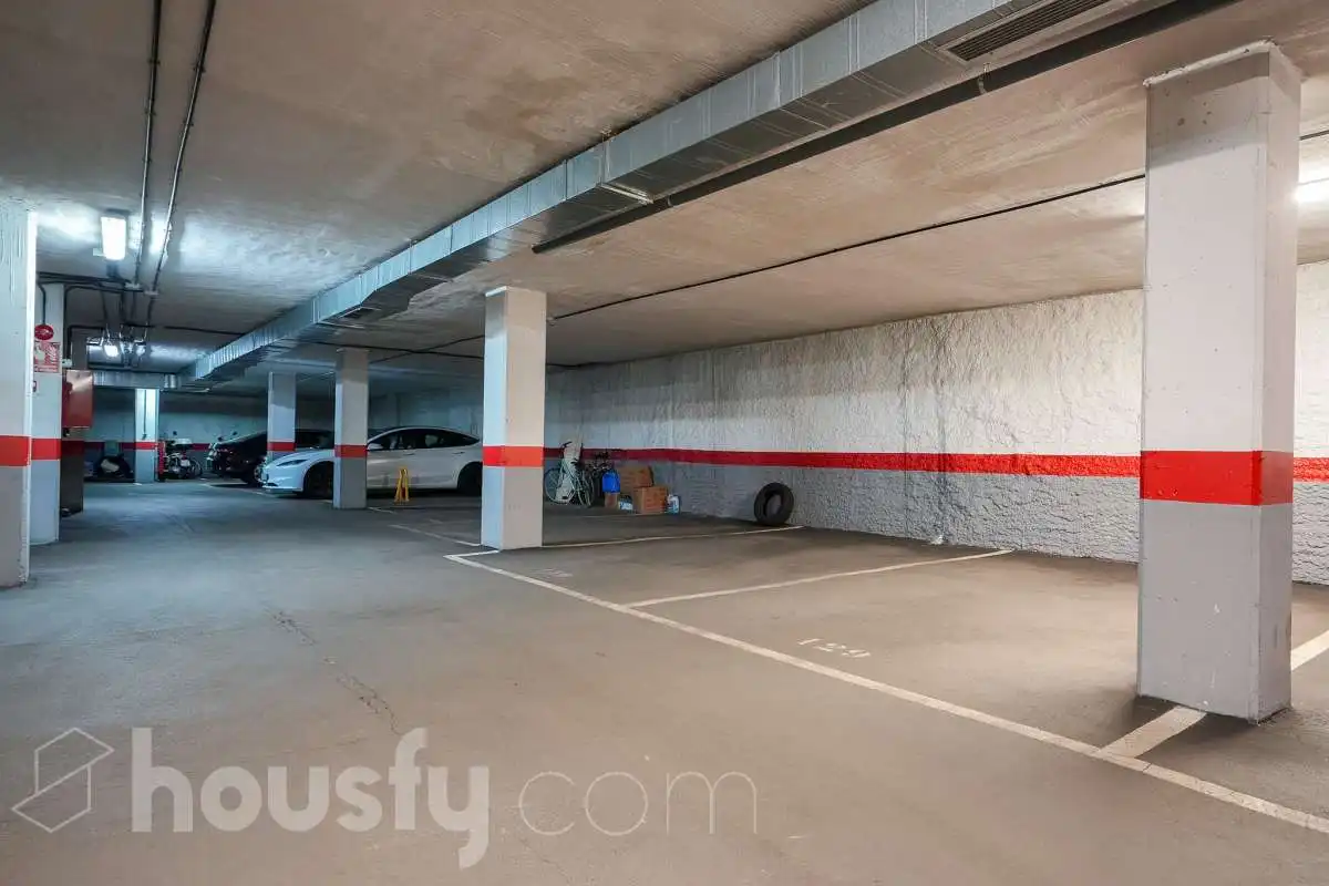 Parking de Piso en venta en Madrid con Aire acondicionado, Calefacción y Jardín privado