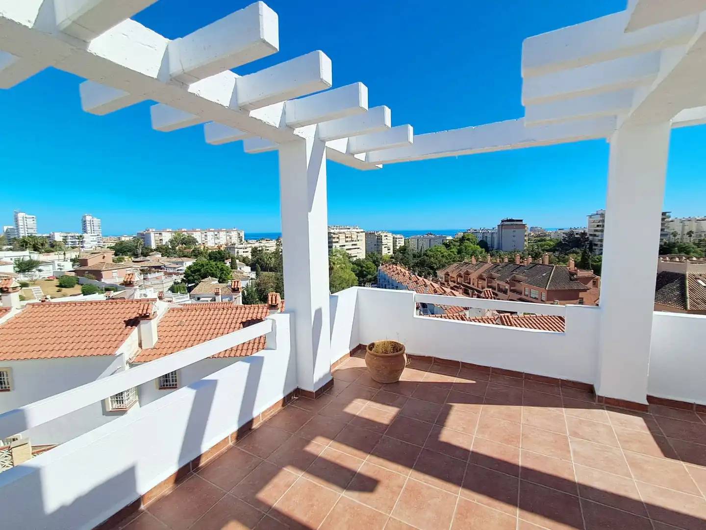 Terrassa de Casa adosada en venda en Benalmádena amb Aire condicionat, Calefacció i Jardí privat