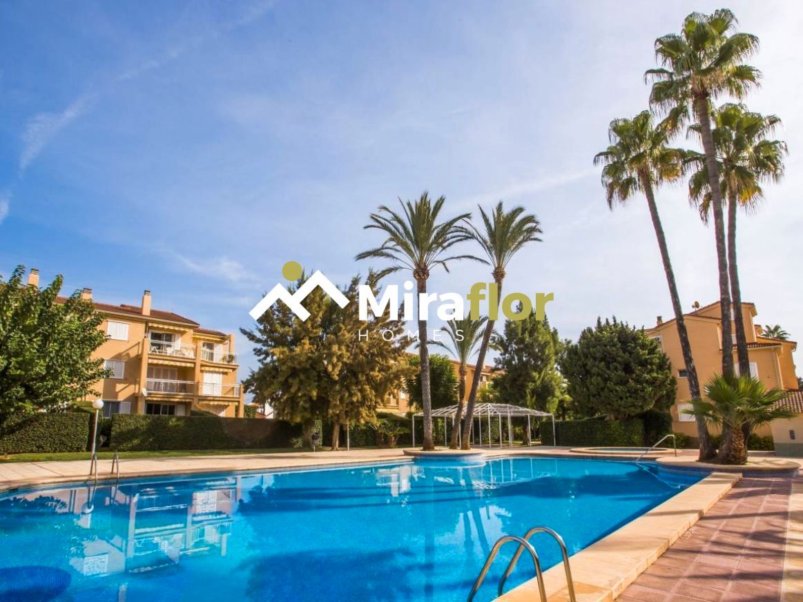 Piscina de Apartament en venda en Dénia amb Aire condicionat, Terrassa i Moblat