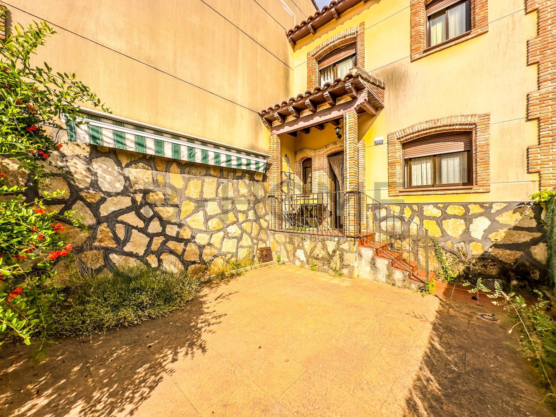 Exterior view of Single-family semi-detached for sale in Navahondilla  with Terrace, Storage room and Alarm