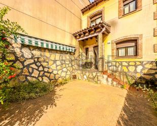 Vista exterior de Casa adosada en venda en Navahondilla amb Terrassa, Traster i Alarma