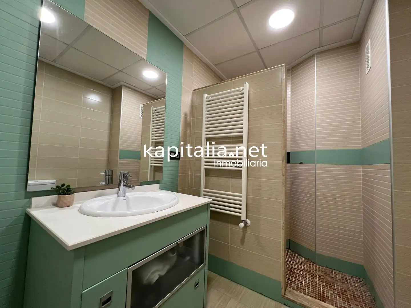 Bathroom of Flat for sale in Ontinyent  with Air Conditioner, Heating and Storage room