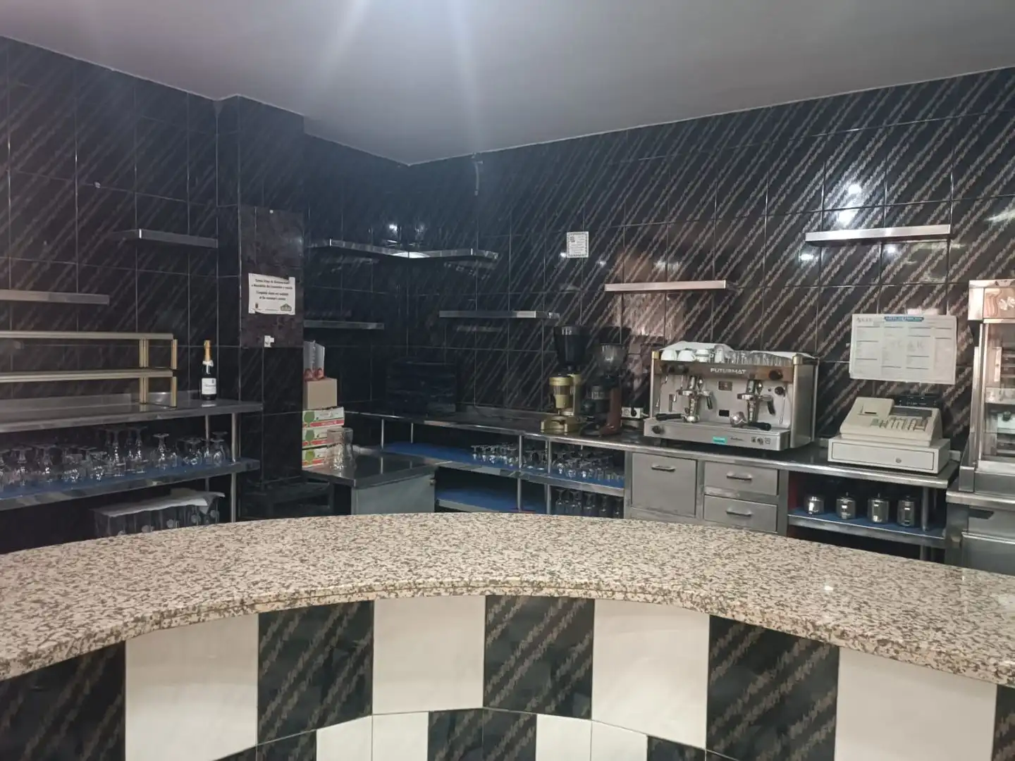 Cuina de Local en venda en Caravaca de la Cruz amb Aire condicionat, Moblat i Alarma