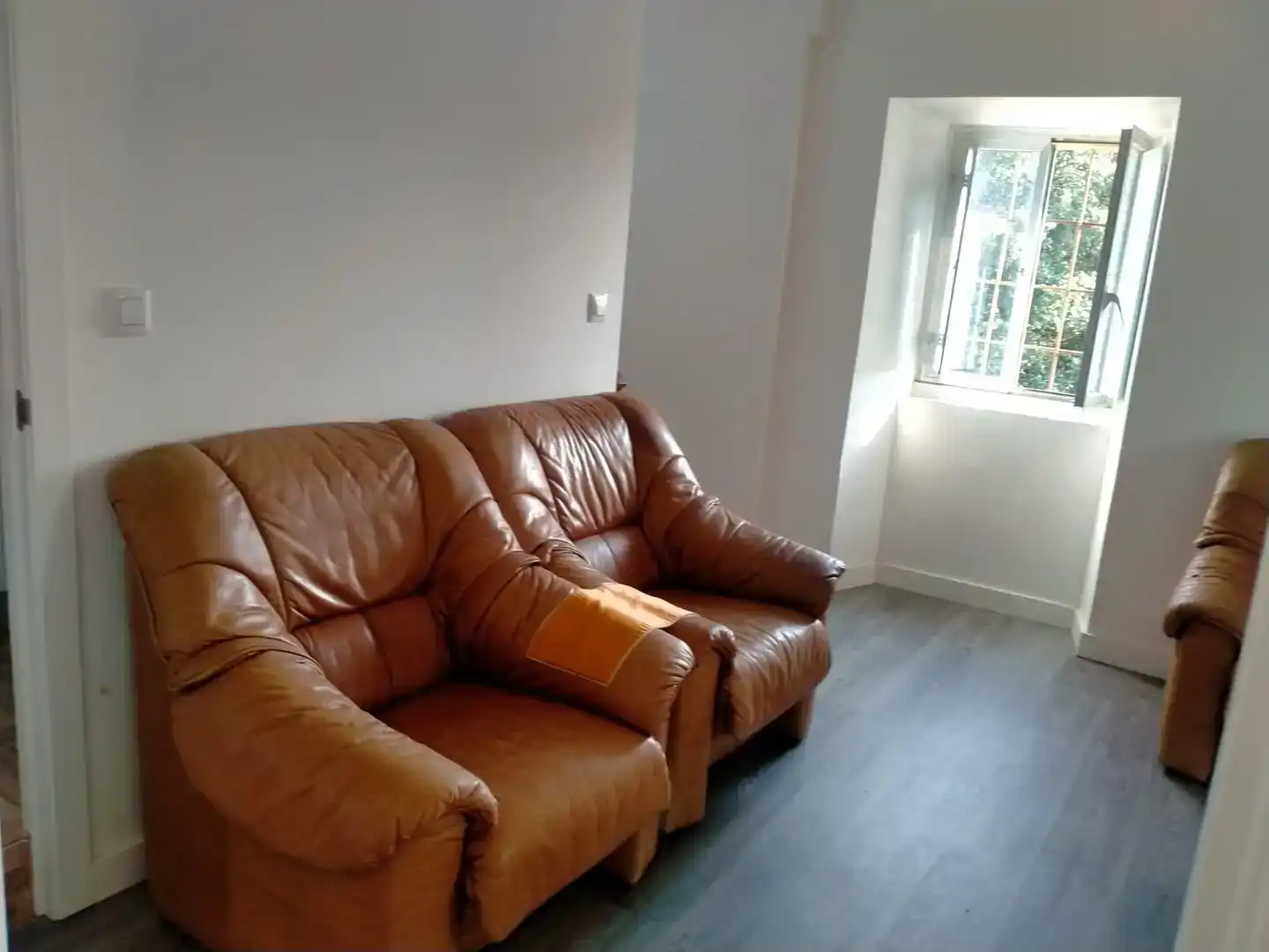 Sala de estar de Finca rústica en venta en Mesía con Jardín privado, Parquet y Amueblado