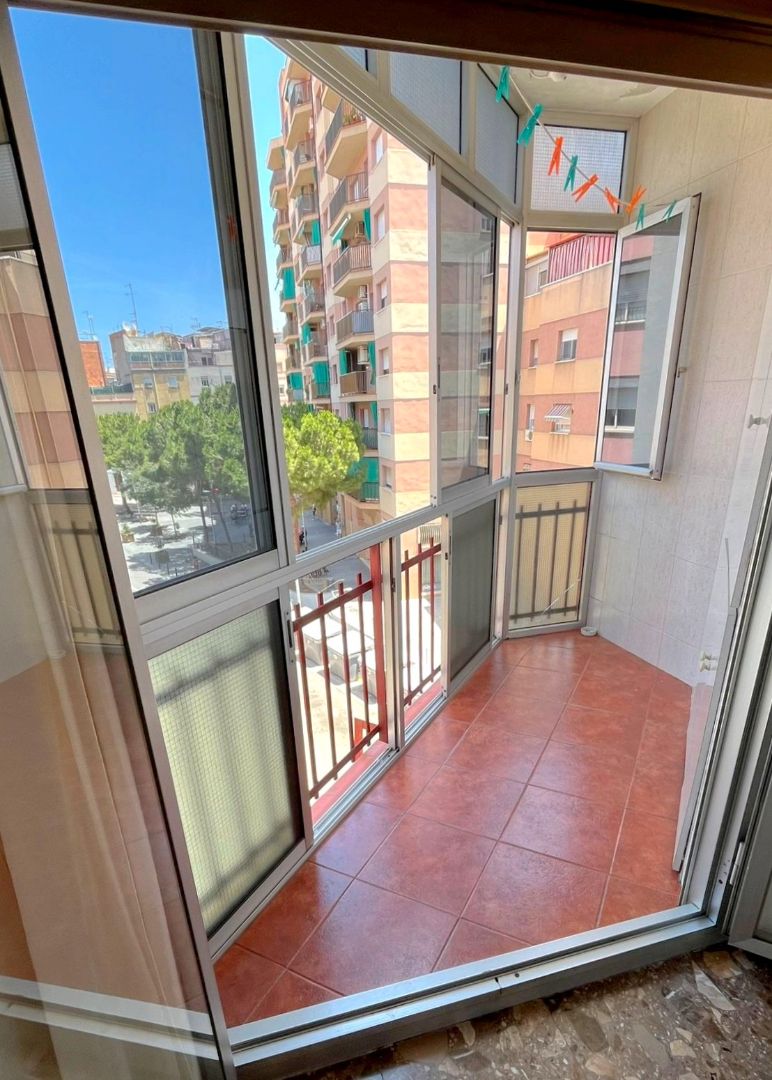 Dormitori de Pis en venda en L'Hospitalet de Llobregat amb Aire condicionat, Forn i Balcó