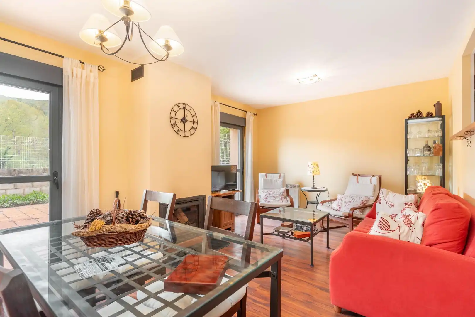 Sala d'estar de Casa adosada en venda en Puebla de Lillo amb Calefacció, Jardí privat i Terrassa