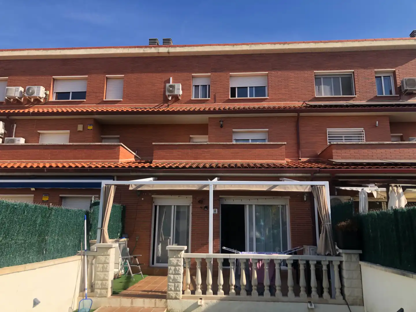 Außenansicht von Einfamilien-Reihenhaus zum Verkauf in Banyeres del Penedès mit Klimaanlage, Heizung und Privatgarten