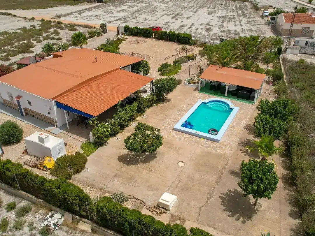 Piscina de Finca rústica en venda en Villena amb Piscina