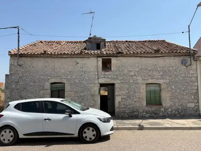 Vista exterior de Casa adosada en venda en San Miguel del Arroyo amb Jardí privat
