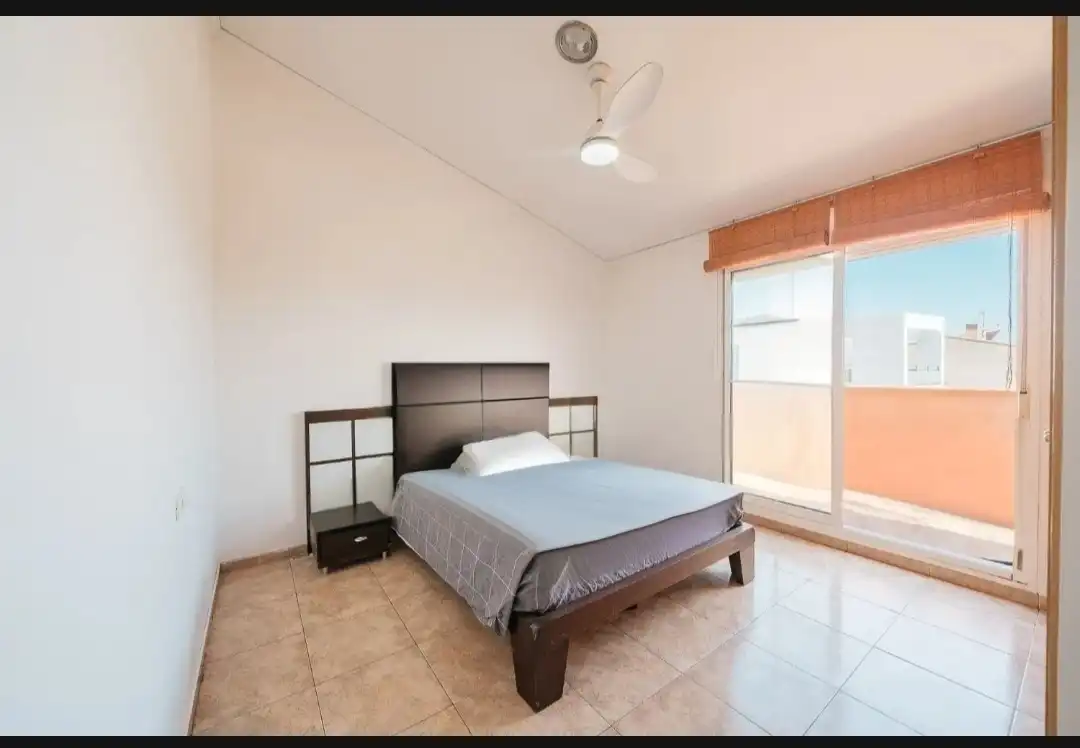 Casa aparellada amb terrassa en venda a Centro, imagen 8
