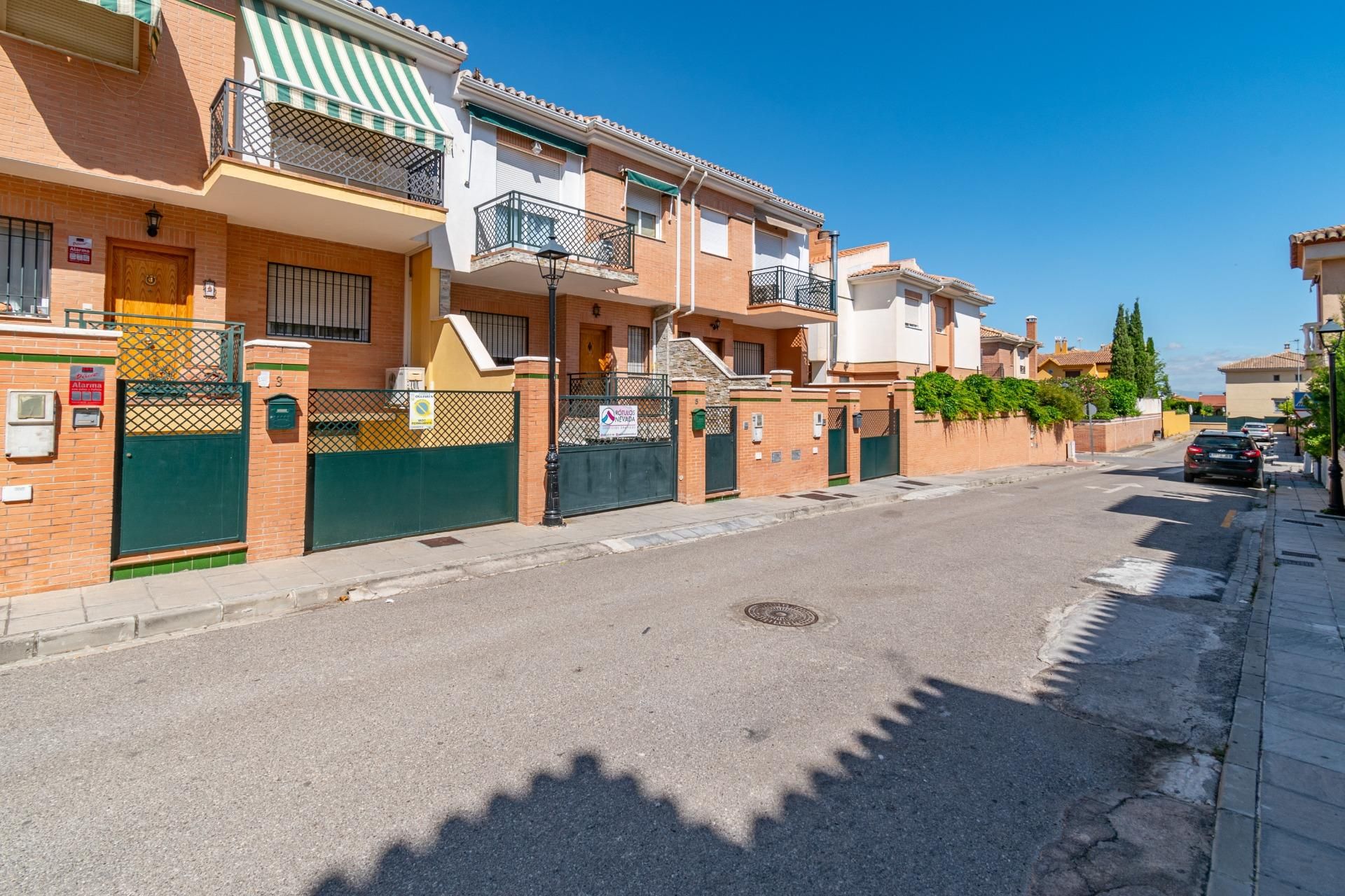 Vista exterior de Casa adosada en venta en Ogíjares con Balcón