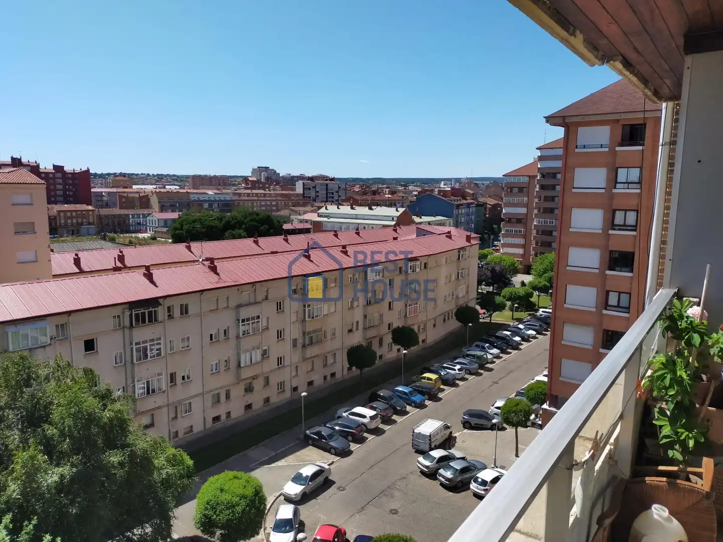 Vista exterior de Pis en venda en León Capital  amb Calefacció i Terrassa