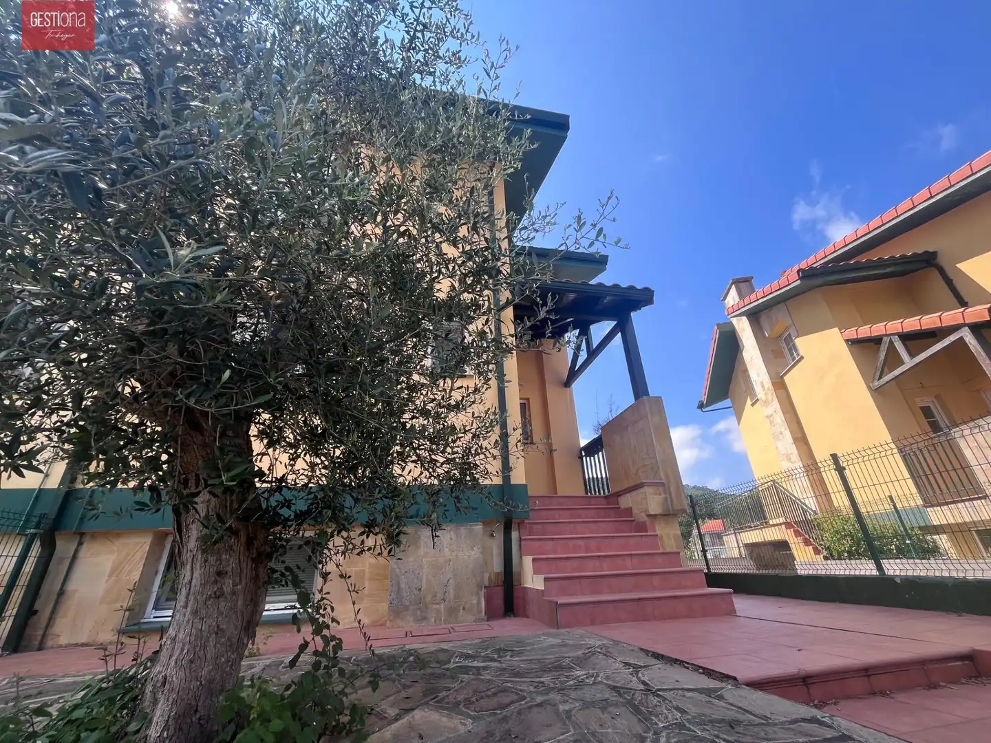 Vista exterior de Casa adosada en venda en Arnuero amb Calefacció, Jardí privat i Terrassa