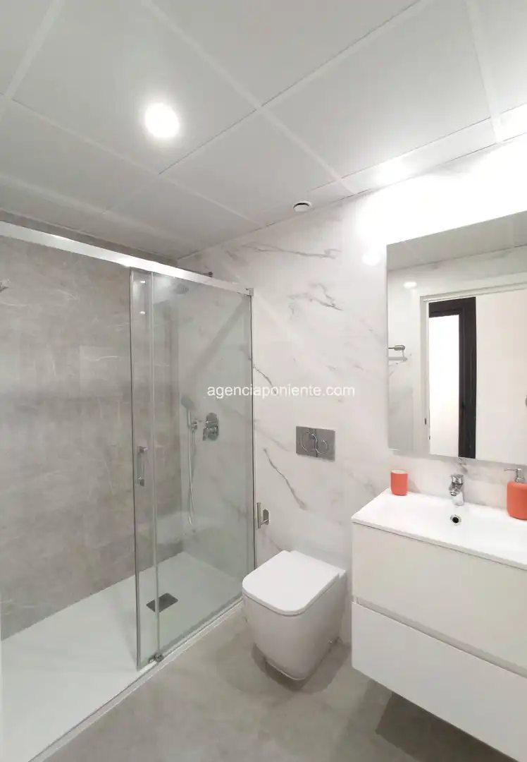 Bathroom of Flat for rent in Benidorm  with Air Conditioner, Terrace and Furnished
