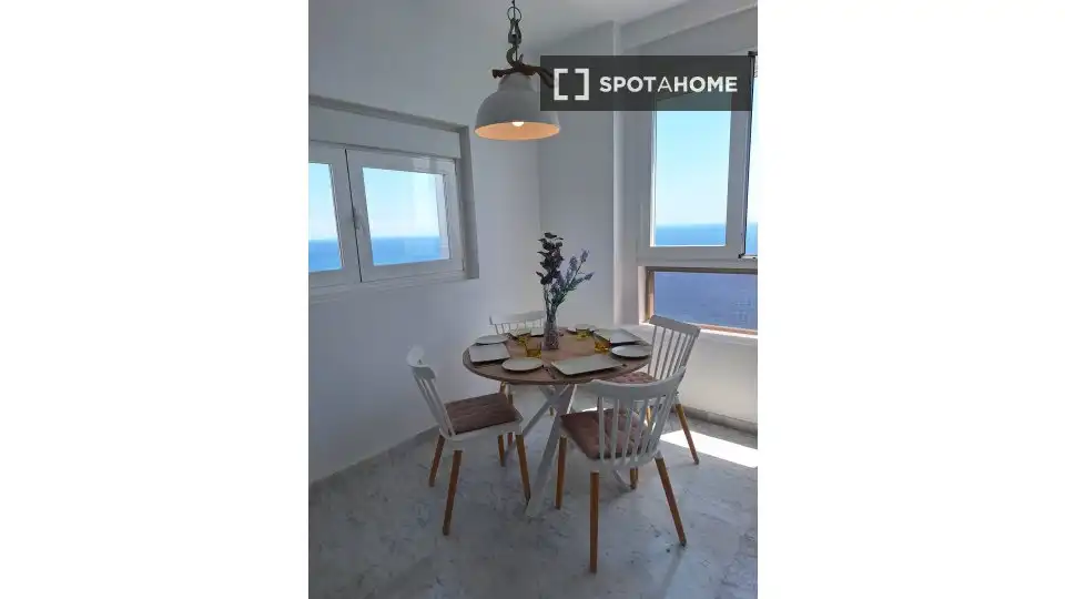 Menjador de Apartament per a compartir en Benidorm amb Aire condicionat, Terrassa i Moblat