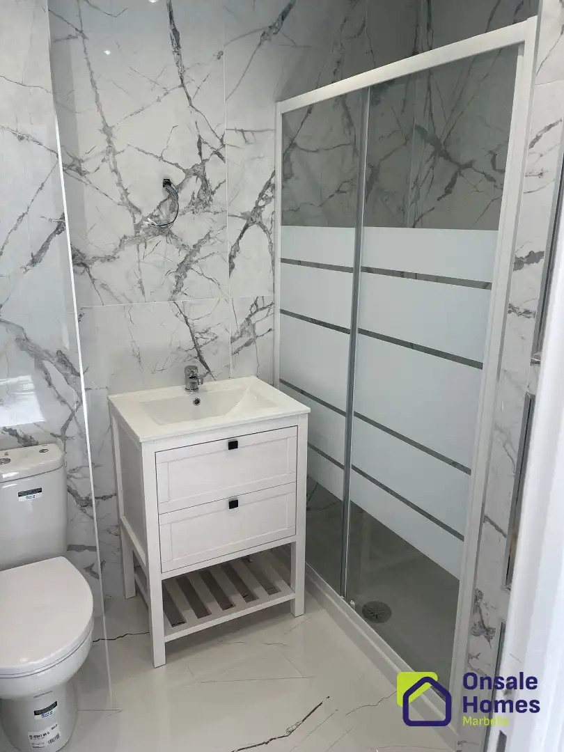 Bathroom of Flat for sale in Marbella