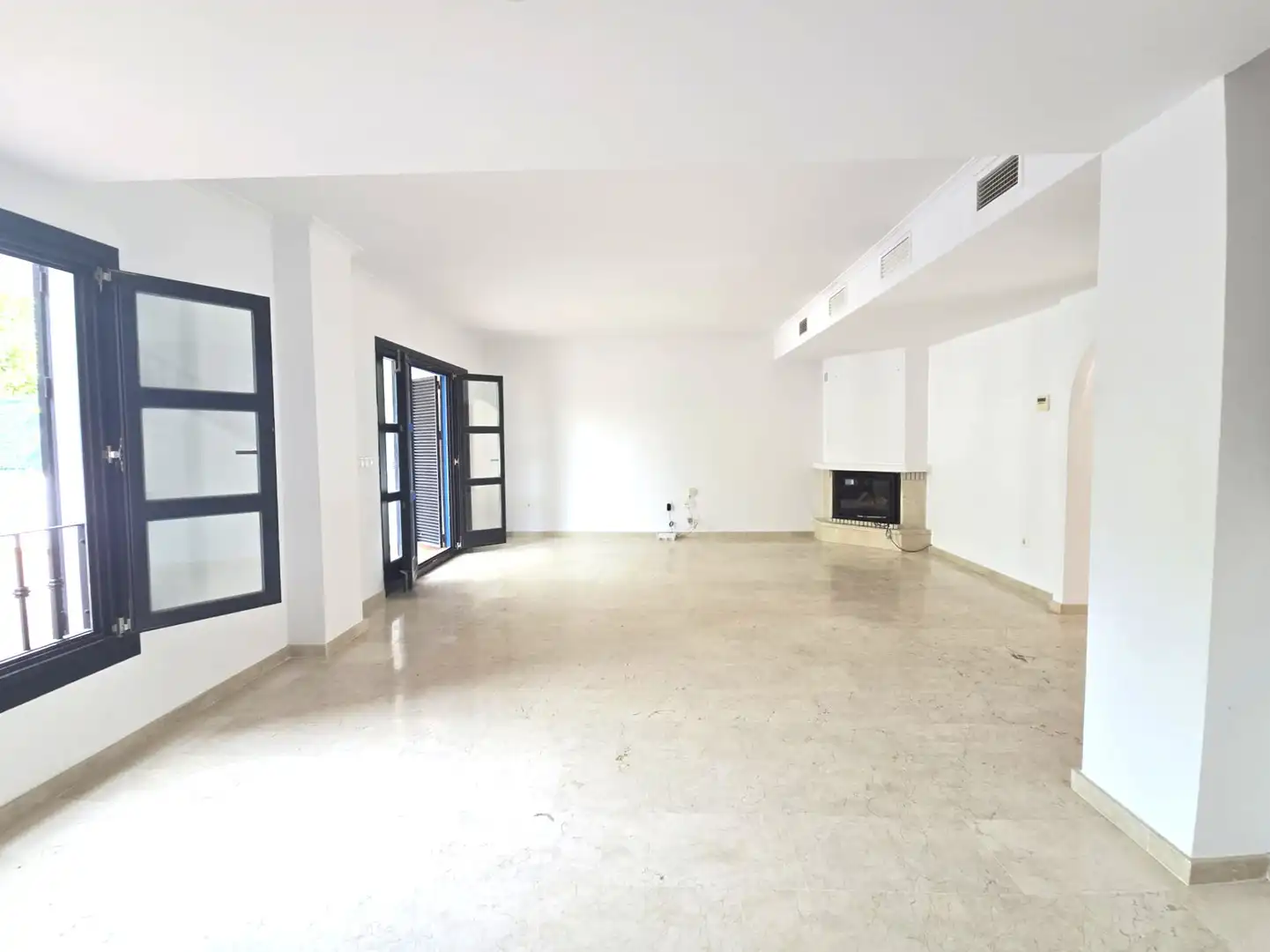 Sala de estar de Casa adosada en venta en Marbella con Aire acondicionado, Calefacción y Terraza