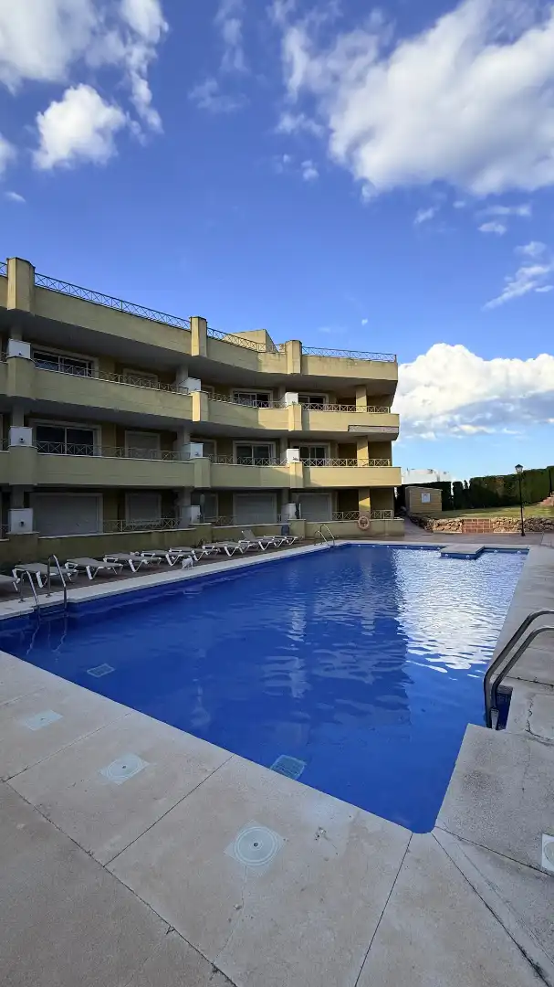 Schwimmbecken von Wohnung zum Verkauf in Marbella mit Klimaanlage, Terrasse und Abstellraum