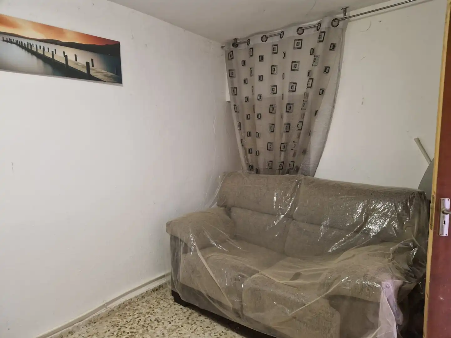 Sala d'estar de Casa adosada en venda en Cuenca amb Moblat