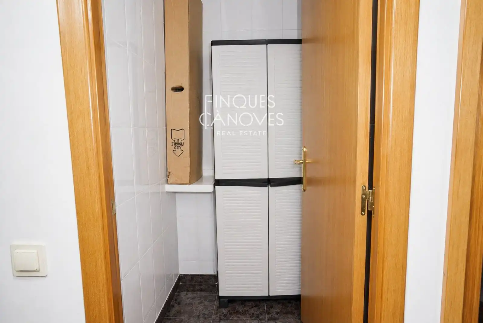 Schlafzimmer von Wohnung zum Verkauf in Salt mit Heizung, Terrasse und Möbliert