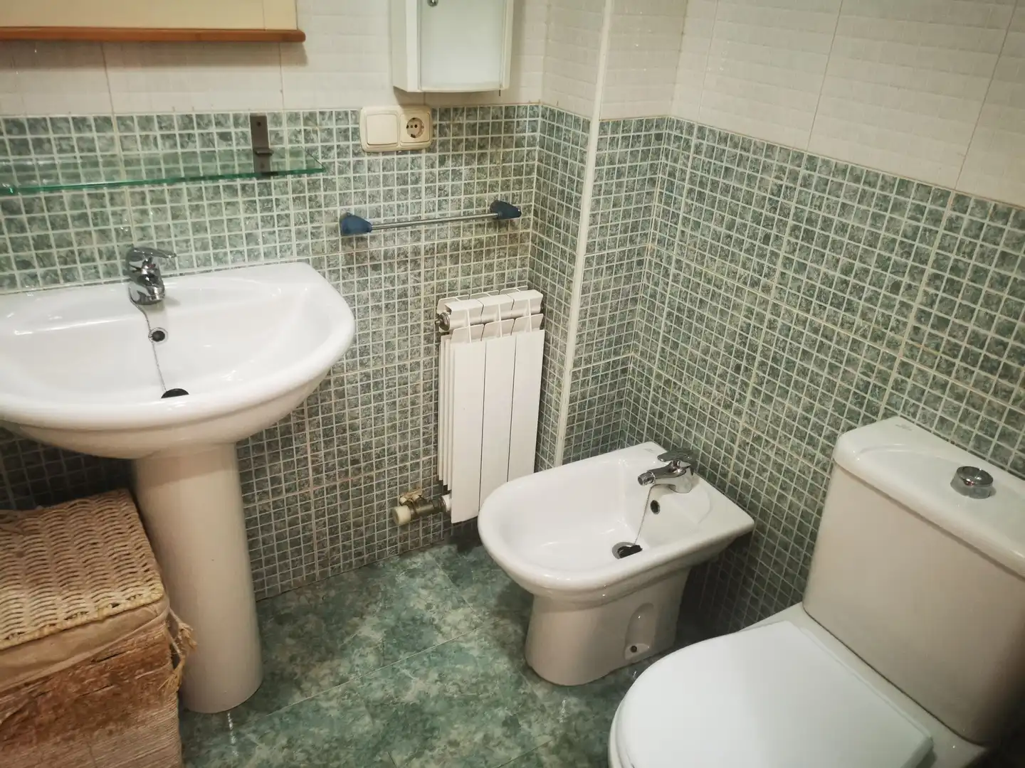 Baño de Apartamento de alquiler en Salamanca con Calefacción, Parquet y Amueblado