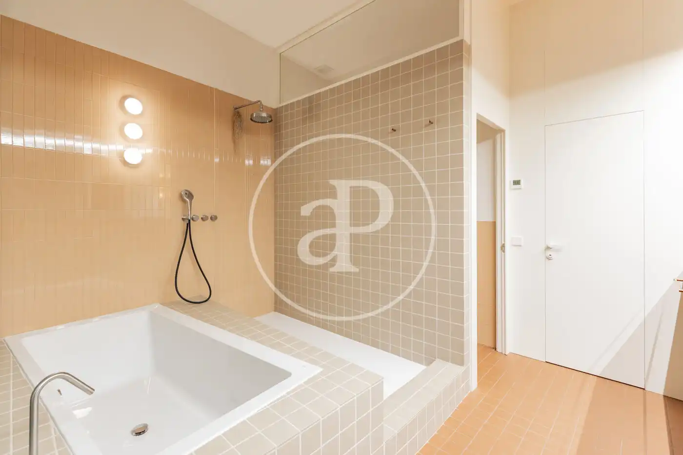 Badezimmer von Wohnung zur Miete in Madrid mit Klimaanlage, Heizung und Privatgarten