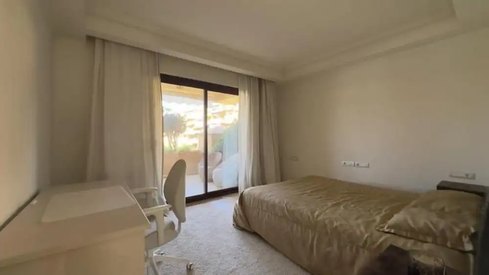 Dormitori de Apartament de lloguer en Estepona amb Aire condicionat, Terrassa i Piscina