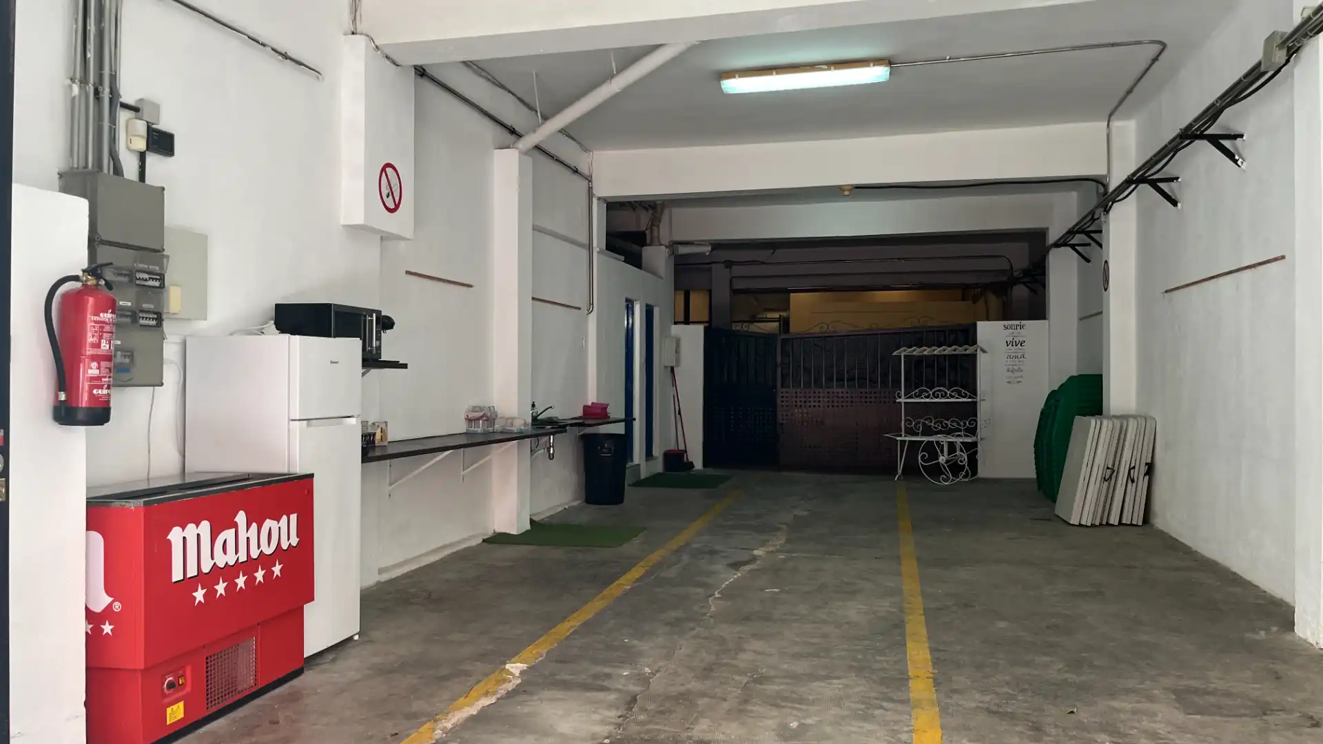 Parking of Commercial properties for rent in Valencia  with Air Conditioner and Alarm