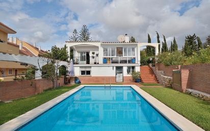 Vista exterior de Casa o xalet en venda en Fuengirola amb Aire condicionat, Terrassa i Piscina