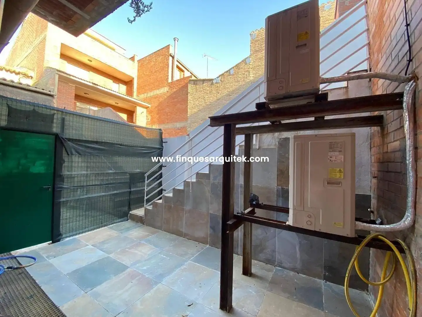 Vista exterior de Casa o xalet en venda en Rosselló amb Aire condicionat, Jardí privat i Terrassa
