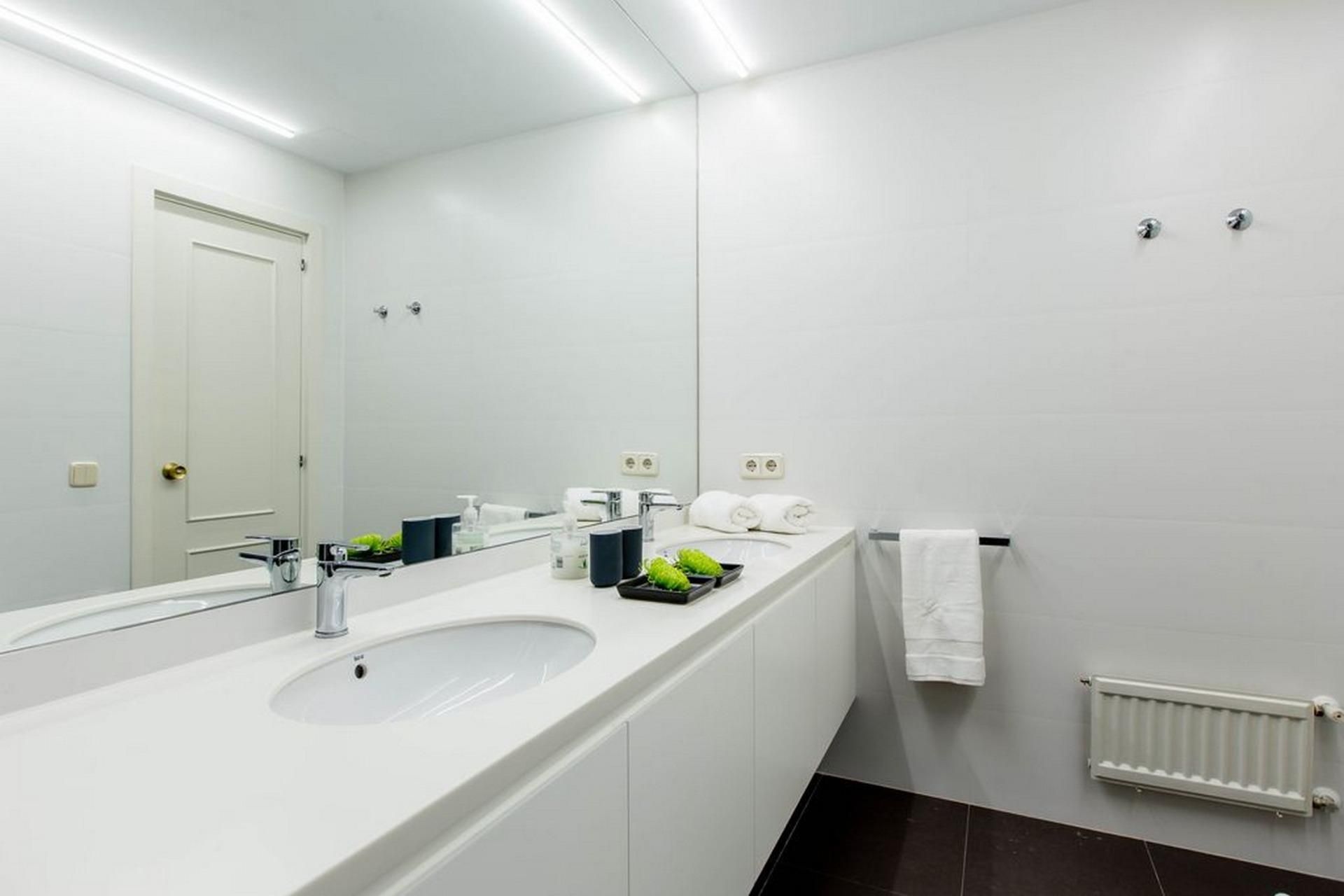 Bathroom of Apartment to rent in Badalona  with Balcony