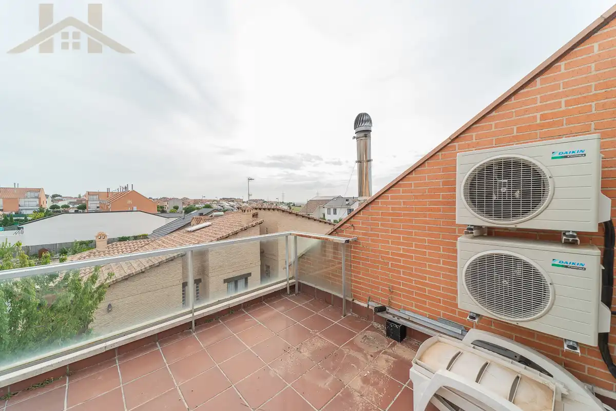 Terrassa de Casa adosada en venda en Moraleja de Enmedio amb Aire condicionat, Calefacció i Jardí privat