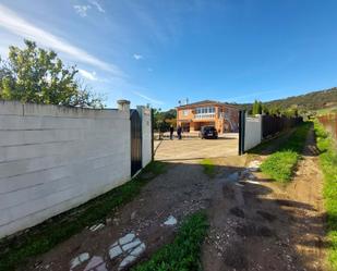 Vista exterior de Casa o xalet en venda en Cáceres Capital amb Aire condicionat i Piscina