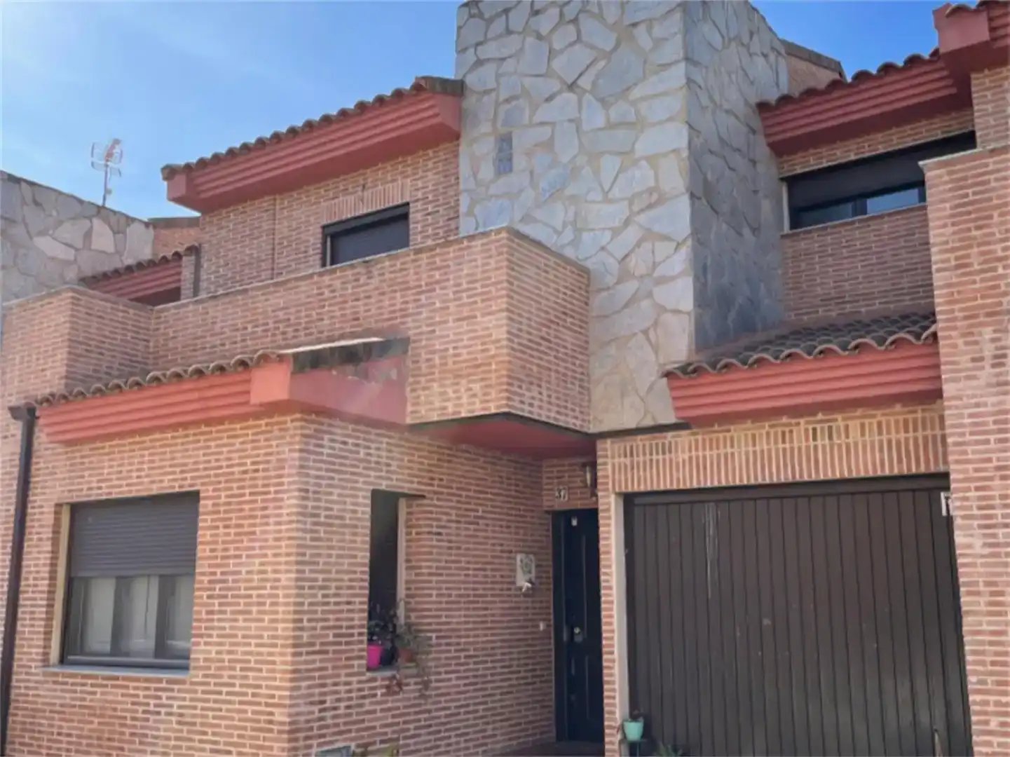 Vista exterior de Casa adosada en venda en San Román de los Montes amb Aire condicionat i Balcó